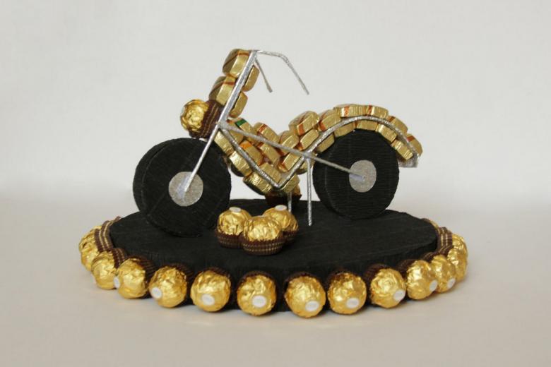 Поделка из конфет