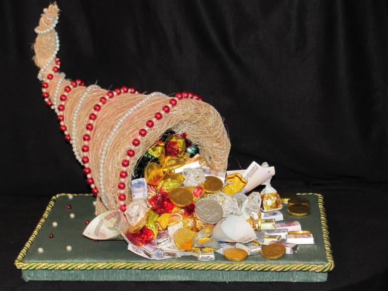 Поделка из конфет