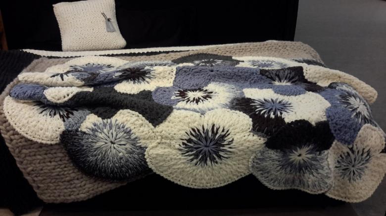 Плед связанный спицами и крючком 