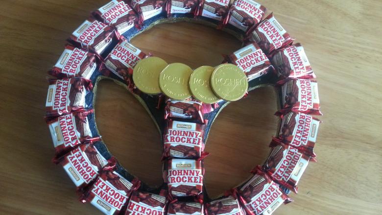 Поделка из конфет